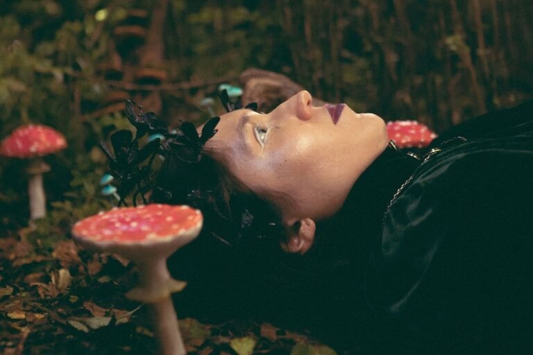 Retrato de la artista PASKURANA sobre plantas