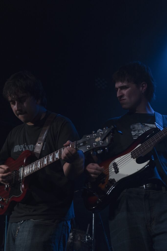 En la imagen se aprecian dos de los guitarristas de la banda él se quemará arriba del escenario en medio de una performance.