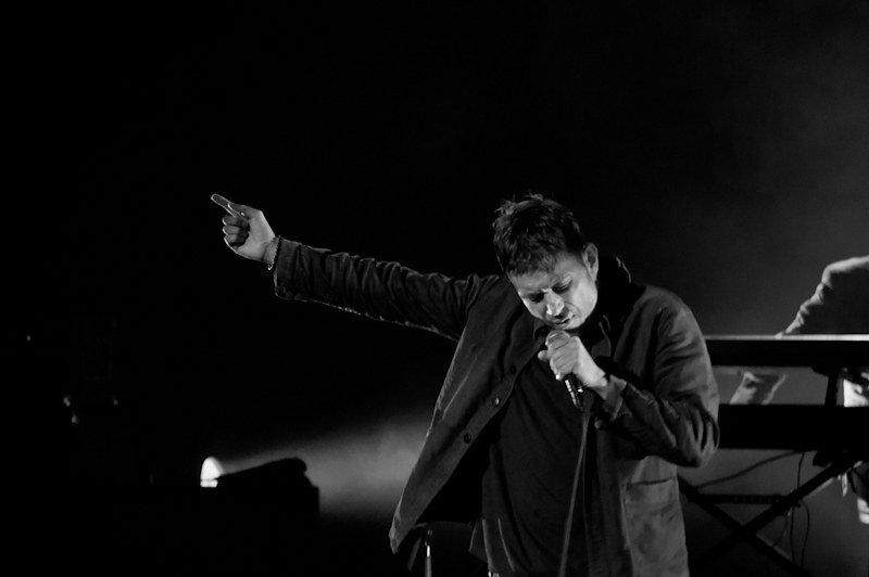 Damon Albarn cantando en vivo con filtro blanco y negro