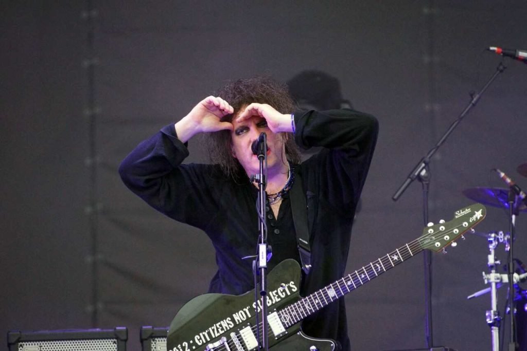 Robert Smith cantando Disintegration en vivo en concierto de The Cure. Fotografía publicada vía Flickr por Paul Padshewscky bajo la licencia CC BY-ND 2.0
