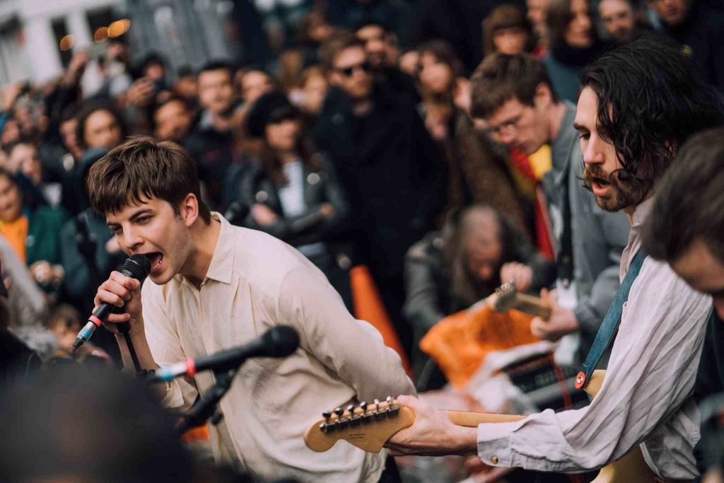 Banda Irlandesa Fontaine D.C. tocando Skinty Fia en un concierto en vivo. https://flickr.com/photos/pahudson/46688858905/in/photostream/