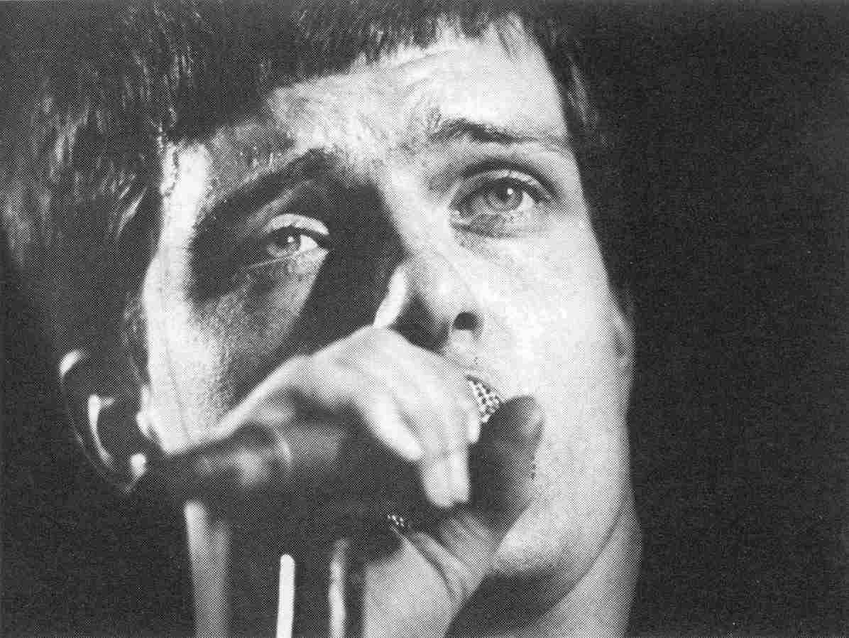 Foto de Ian Curtis en blanco y negro cantando en vivo en un concierto de Joy Division.

Foto de Remko Hoving vía Flickr, publicada bajo la licencia CC BY-SA 2.0. 