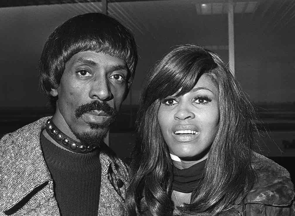 Fotografía del dúo estadounidense Ike y Tina Turner llegan al aeropuerto de Schiphol. Dominio Publico