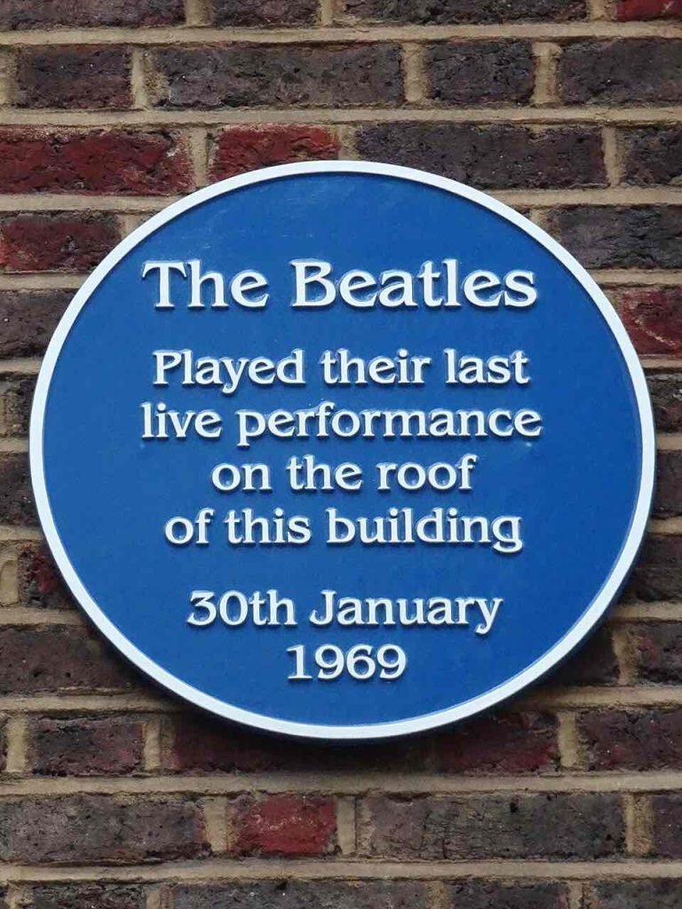 Los Beatles dieron su último concierto en directo en la azotea de este edificio el 30 de enero de 1969. Placa azul en 3 Savile Row, Londres W1S 3PB, colocada el 5 de abril de 2019. Spudgun67, CC0, via Wikimedia Commons