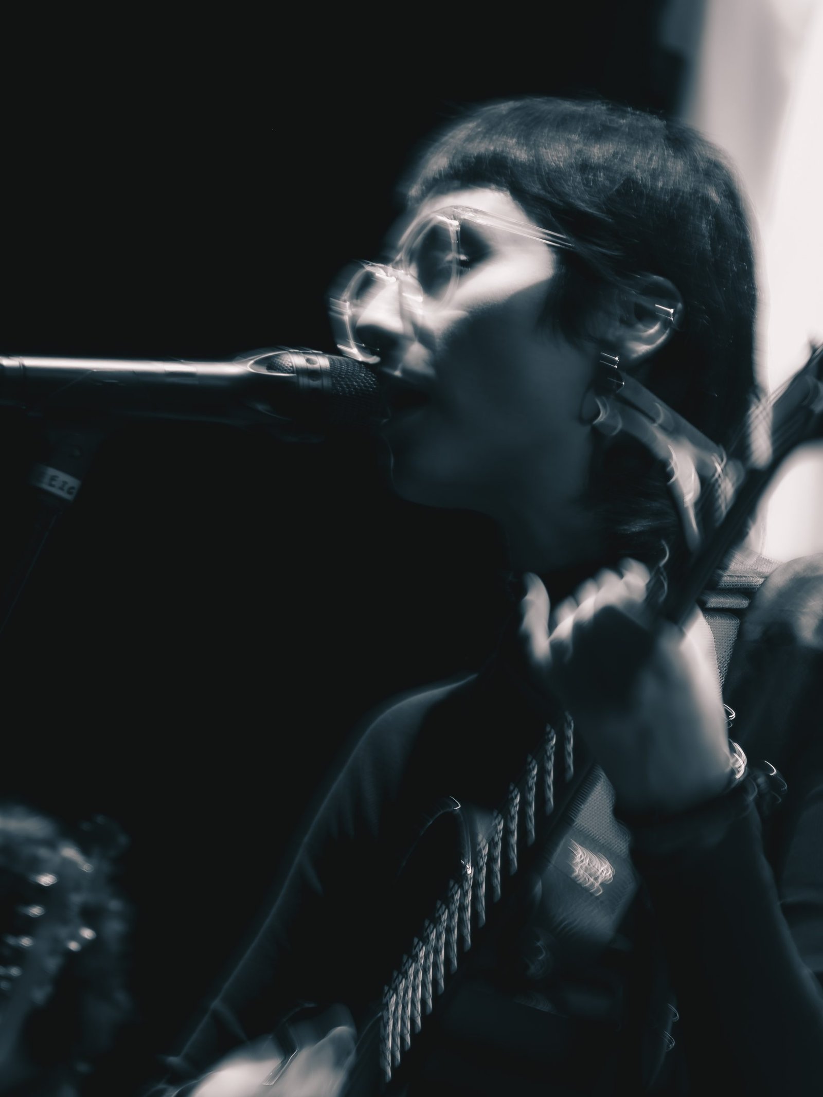 Banda chilena Inundaremos tocando en Centro Cultural España. Por María Fernanda Acosta para Batiscafo.