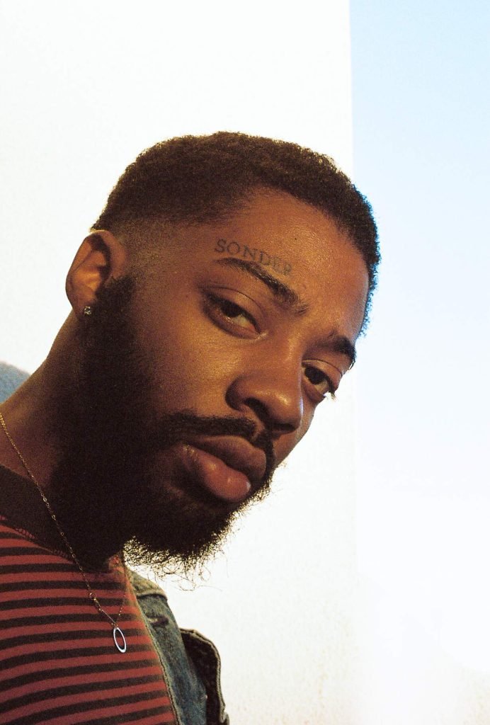 Brent Faiyaz, cantante estadounidense. Por Shaheenanisha.