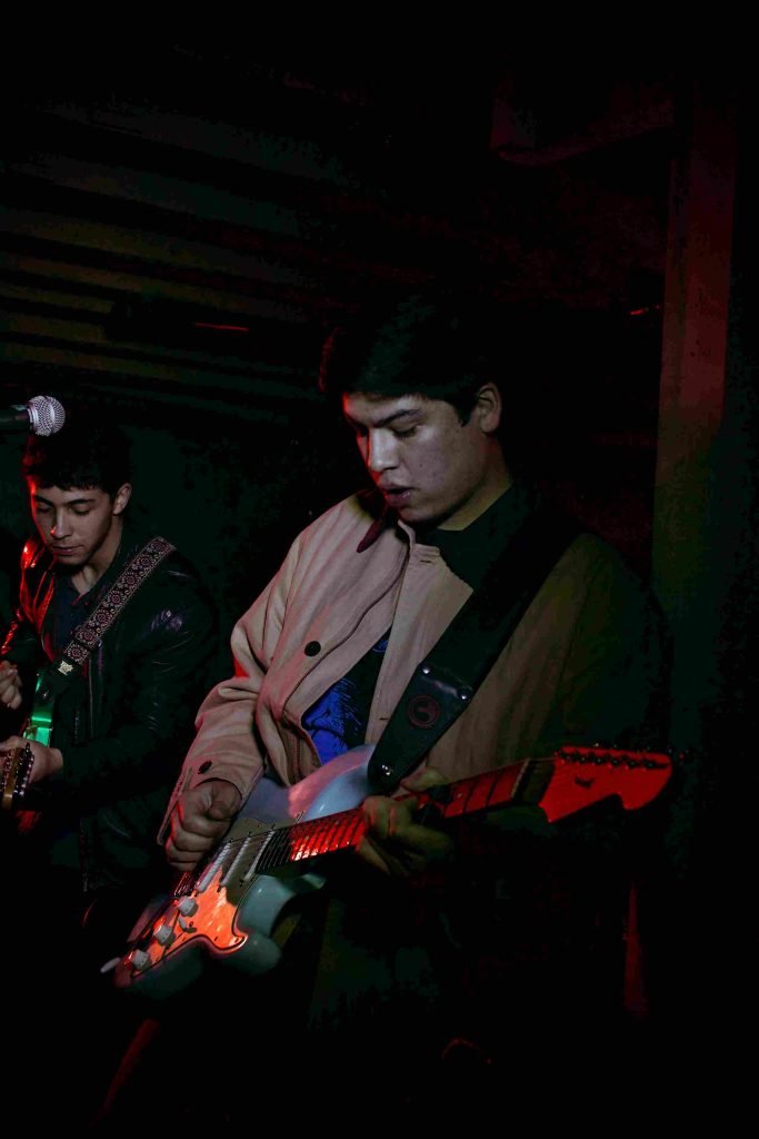 Foto de banda chilena, Del Otro Balcón, en Casa Palacio. Por Loretto Del Canto.