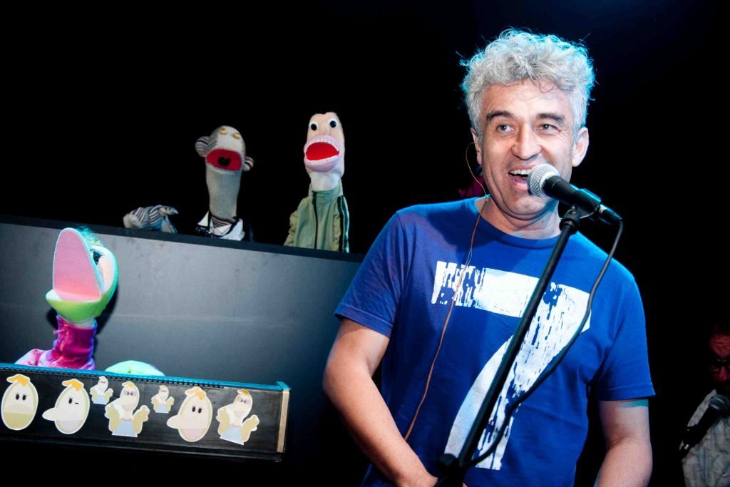 Jorge González junto a marionetas de 31 Minutos. Puma Lab, CC BY 2.0 , via Wikimedia Commons.