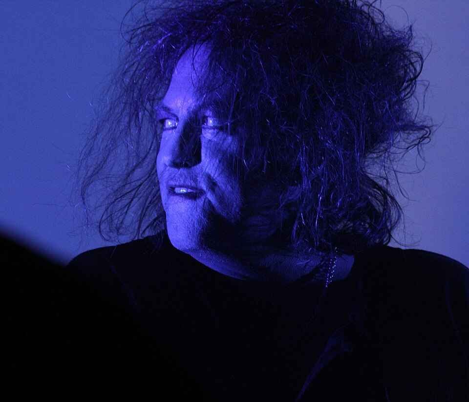 Robert Smith tocando en vivo en el Frecuency Festival. Créditos a Christopher Johnson desde Flickr, Extraído de Wikipedia Commons.