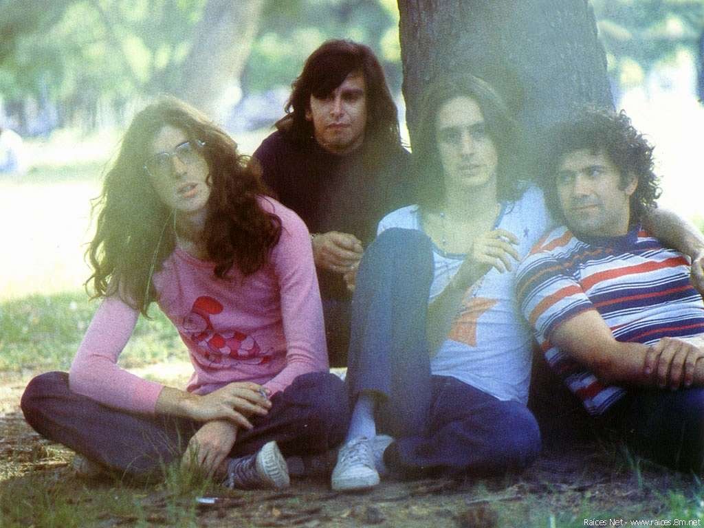 Sui Generis con su última formación original, hacia 1974 o 1975. De izquierda a derecha: Charly García (teclados, voz), Juan Rodríguez (batería), Nito Mestre (voz, guitarra, flauta) y Rinaldo Rafanelli (bajo). En revista Pelo.
