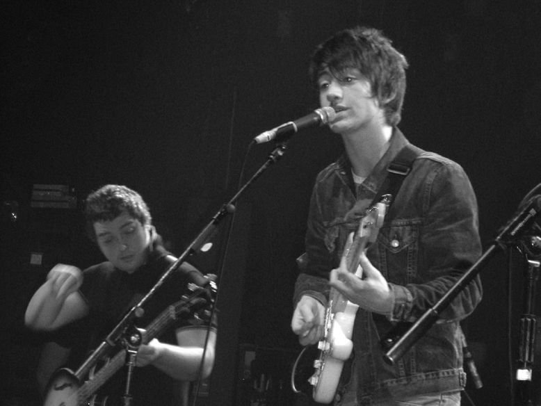 Arctic Monkeys, 2006. Por Laura from Washington/Newcastle/Sunderland, UK, CC BY 2.0 , via Wikimedia Commons.