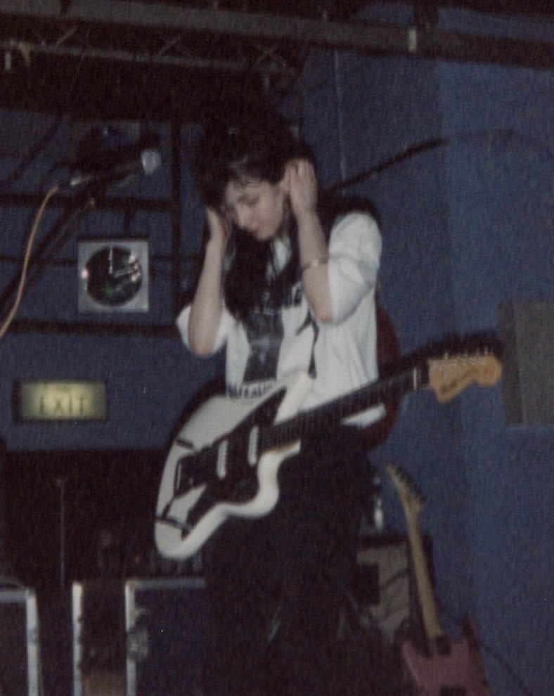 Bilinda Butcher de my bloody valentine, 1989. Graham Racher, CC BY-SA 2.0 , via Wikimedia Commons.