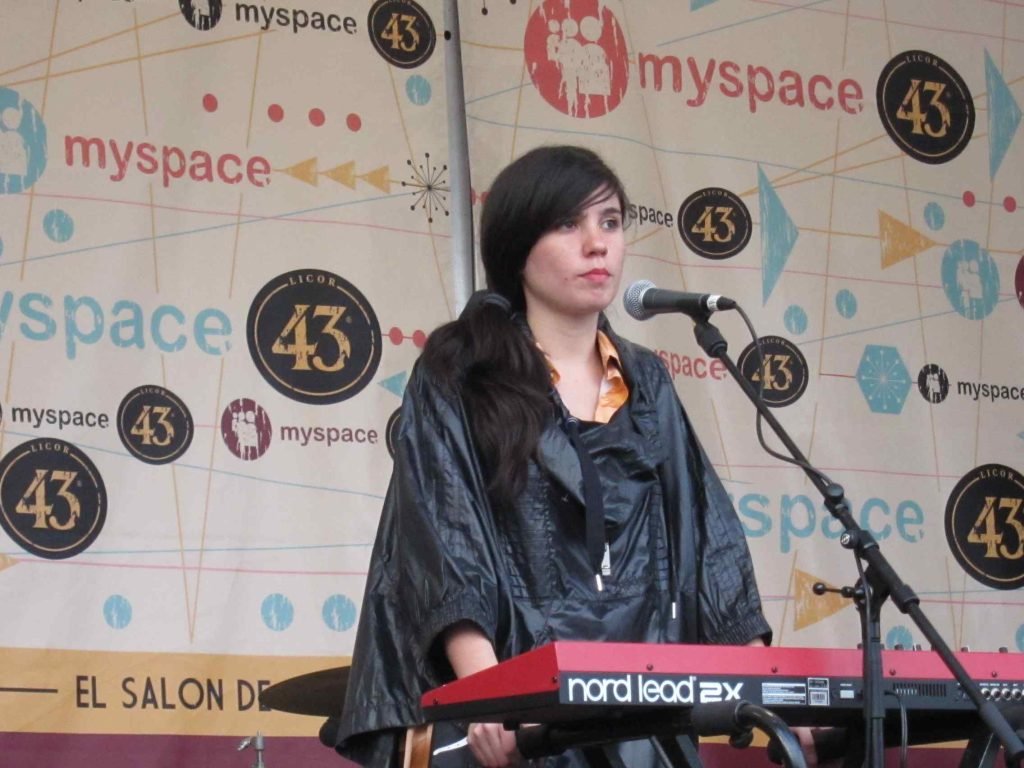 Javiera Mena, 2010. Alberto Garcia, CC BY-SA 2.0 , via Wikimedia Commons.