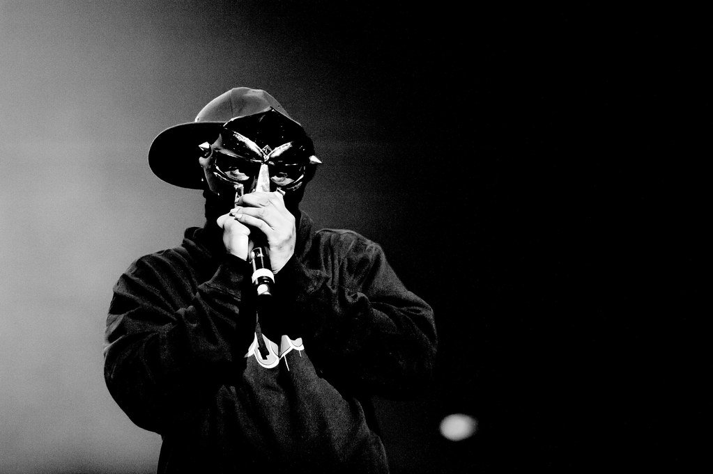 MF DOOM, artista estadounidense. Por Kmero via Flickr https://www.flickr.com/photos/frf_kmeron/5119659545.